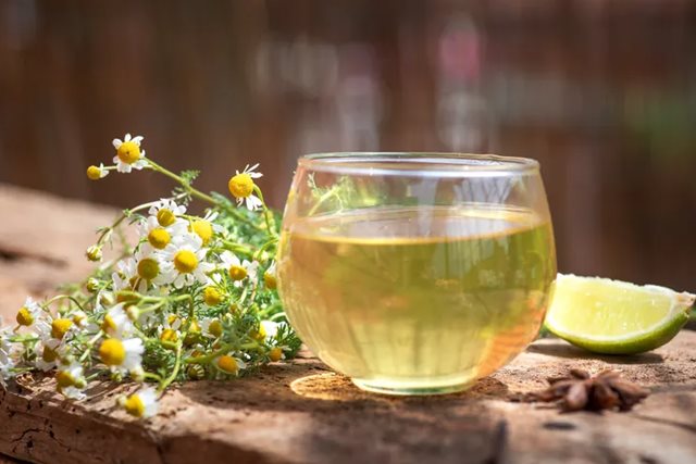 5 tác dụng phụ của việc uống quá nhiều trà hoa cúc